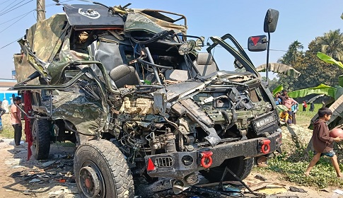 ফুলপুরে বাস ও সেনাবাহিনীর গাড়ির সংঘর্ষ