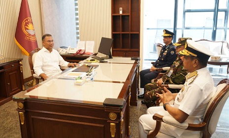 প্রধানমন্ত্রীর সঙ্গে তিন বাহিনী প্রধানের সাক্ষাৎ