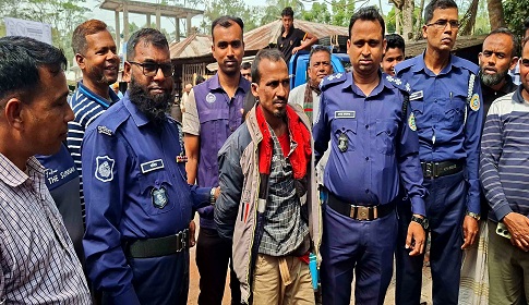 বিপুল পরিমাণ ইয়াবাসহ মাদক ব্যবসায়ী পিযুষকে ধরে পুলিশে দিয়েছে জনতা