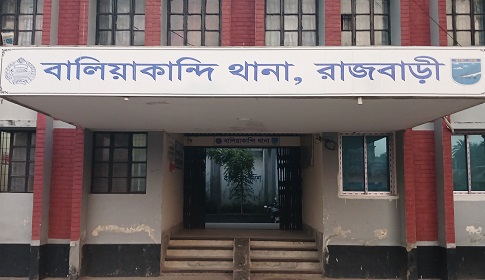মাদক সেবীকে আটক করে পুলিশে দিলেন এলাকাবাসী 