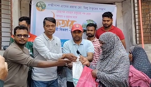 নড়াইলে প্রবাসী রায়হান ঠাকুরের পক্ষ থেকে অসহায়দের মাঝে ইফতার সামগ্রী বিতরণ