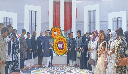 শহীদ দিবসে ধামরাই কলেজ শহীদ মিনারে পুস্পস্তবক অর্পণ