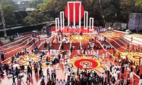 শহীদদের প্রতি শ্রদ্ধা জানাতে মানুষের ঢল