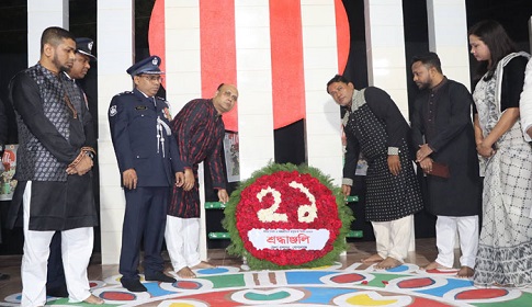 গোপালগঞ্জে আন্তর্জাতিক মাতৃভাষা দিবসে শহীদ মিনারে মানুষের শ্রদ্ধা