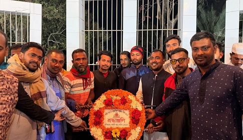 সাতক্ষীরায় একুশের প্রথম প্রহরে শহীদ বেদীতে সর্বস্তরের মানুষের শ্রদ্ধা