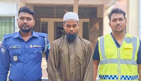 নারীর ছবি-তথ্য দিয়ে ফেসবুক আইডি খুলে প্রতারণা, ইসলামিক ফাউন্ডেশনের কর্মকর্তা গ্রেফতার