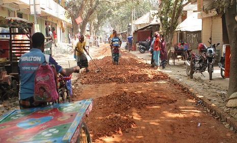 রাজবাড়ীর পাংশায় রাস্তা নির্মাণে অনিয়ম, তোপের মুখে কাজ বন্ধ