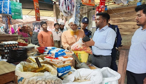 সাতক্ষীরার কদমতলা বাজারে ভ্রাম্যমান আদালতের অভিযান