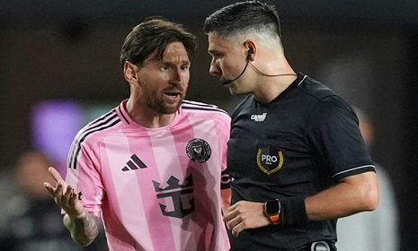 রেফারির দিকে তেড়ে গেলেও শাস্তি পাচ্ছেন না মেসি