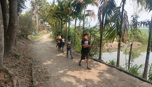 সালথার দূর্গাপুর গ্রামে নেই কোন পাকা রাস্তা, ভোগান্তিতে গ্রামবাসী