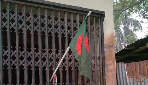 রাজৈরে আওয়ামী লীগের বন্ধ অফিসের গেটে জাতীয় পতাকা উত্তোলন 