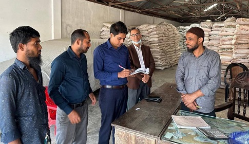 ফুলপুরে অতিরিক্ত দামে সার বিক্রি করায় ভ্রাম্যমাণ আদালতের জরিমানা