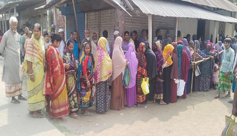 রাজারহাটে টিসিবি পণ্য নিতে দীর্ঘ লাইন, ভোগান্তিতে সাধারণ মানুষ