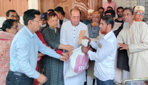 নড়াইলে সড়ক দুর্ঘটনায় নিহত ও পঙ্গু পরিবারের সদস্যদের মধ্যে ইফতার ও ঈদ উপহার সামগ্রী বিতরণ 