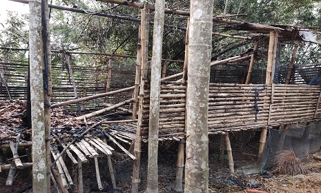 পাংশায় পূর্ব শত্রুতা জেরে বাড়িতে আগুন দেওয়ার অভিযোগ 
