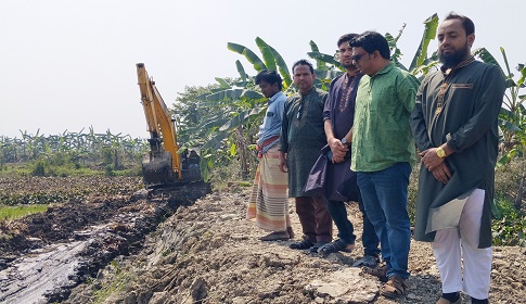 বড়াইগ্রামে ৮'শ বিঘা জমি রক্ষায় এসি ল্যান্ডের উদ্যোগে বাঁধ অপসারণ