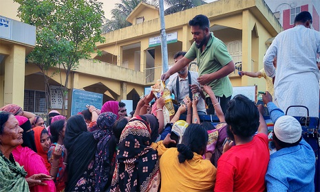 টিসিবির পণ্য পেয়ে স্বস্তিতে নিম্নআয়ের মানুষ