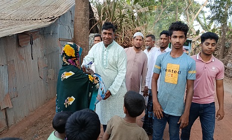 সুবর্ণচরে ছিন্নমূল মানুষের মাঝে খাদ্য সামগ্রী 