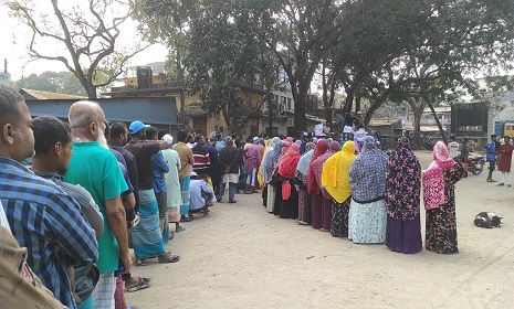 সাতক্ষীরায় টিসিবি পণ্যে বিতরণ অনিয়ম ও জনদুর্ভোগের অভিযোগ 