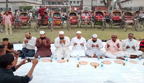 ফরিদপুরে মহানগর যুবদল সভাপতির উদ্যোগে শ্রমজীবীদের মাঝে ইফতার বিতরণ