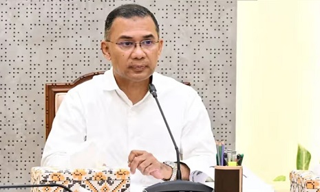 নিজ দপ্তরে লাইট ও এসির মাত্রা কমালেন প্রধানমন্ত্রী