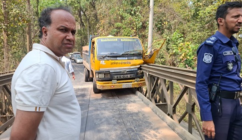 বেইলি ব্রিজে ইটবোঝাই ট্রাক দুর্ঘটনা: চট্টগ্রাম-কাপ্তাই সড়কে যান চলাচল ব্যাহত