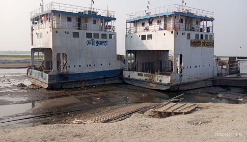 উত্তরবঙ্গের কল্যাণে যে ফেরি এসেছিল, আজ তা নীরব বালুচরের বন্দী
