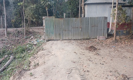 প্রবাসীর চলাচলের রাস্তা বন্ধের অভিযোগ প্রতিবেশীর বিরুদ্ধে
