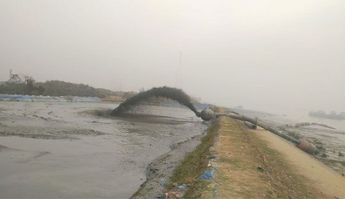 বৈধ ব্যবসায়ীদের কোটি কোটি টাকা ক্ষতি, থমকে গেছে কর্ণফুলীর ড্রেজিং