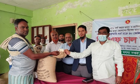 পাংশায় জাটকা সংরক্ষণে জেলেদের মাঝে ভিজিএফ চাল বিতরণ 