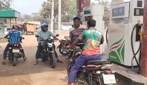 মোটরসাইকেলে ১০০ টাকার বেশী তেল জুটছে না বড়াইগ্রামে 