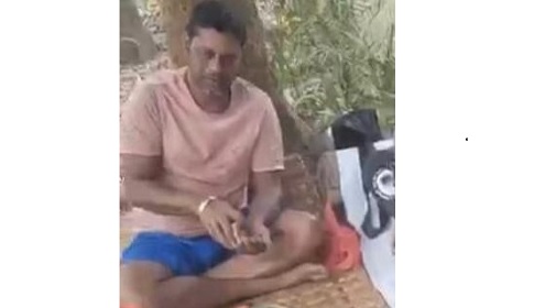 প্রকাশ্যে মাদক সেবন, বাধা দিলে মারধর