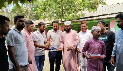 রমজান উপলক্ষে মাদ্রাসা শিক্ষার্থীদের মাঝে কোরআন শরীফ বিতরণ