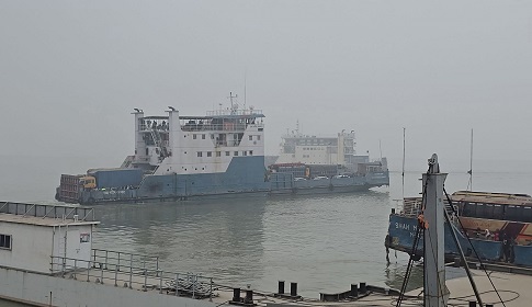 অসময়ের ঘন কুয়াশায় মাঝে মধ্যেই ব্যহত হচ্ছে ফেরি চলাচল 