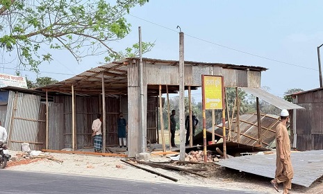 নগরকান্দায় সরকারি জমি দখল করে নির্মিত অবৈধ দোকানঘর উচ্ছেদ