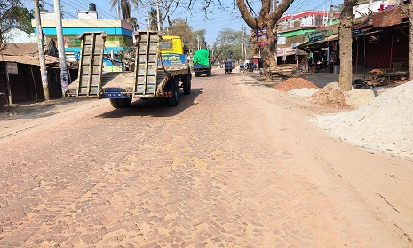 ঝিনাইদহ-কুষ্টিয়া মহাসড়কে পিচের বদলে ইটের সলিং!