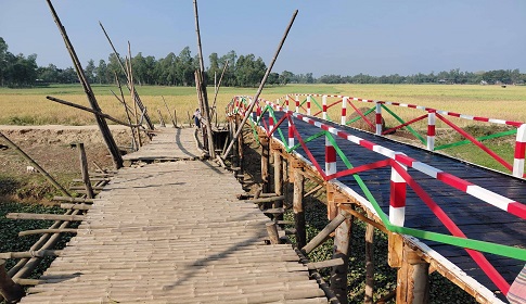 এলাকাবাসী পেলো কাঠের সেতু