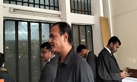 বিদেশি মদ রাখার মামলায় আদালতে আসিফ আকবর