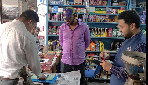 দিনাজপুরে ওজনে কম ও লাইসেন্স ছাড়াই জ্বালানি তেল বিক্রি, দুই ব্যবসায়ীকে জরিমানা