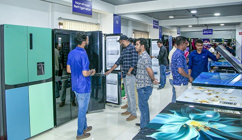 ঈদ কেনাকাটায় ফ্রিজ বিক্রিতে উচ্ছ্বাস, ক্রেতার পছন্দে ওয়ালটনের আধিপত্য