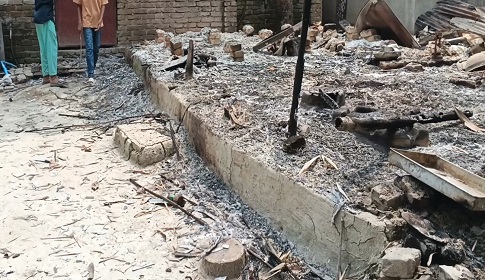 ৩০টি বসতঘরে আগুন, ভাঙচুর লুটপাট, ঘটনাস্থলে ডিআইজি, পুরুষশূণ্য গ্রাম