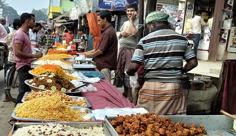 সোনাতলায় অস্বাস্থ্যকর পরিবেশে ইফতার সামগ্রী বিক্রি, প্রশাসনের নজরদারির দাবি