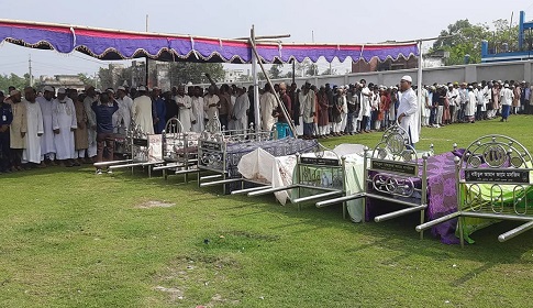 পাশাপাশি কবরে ৯ জনের দাফন সম্পন্ন