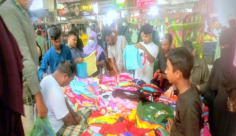 জমে উঠেছে ধামরাইয়ের ঈদ বাজার, দরজি পাড়ায় বেড়েছে ব্যস্ততা