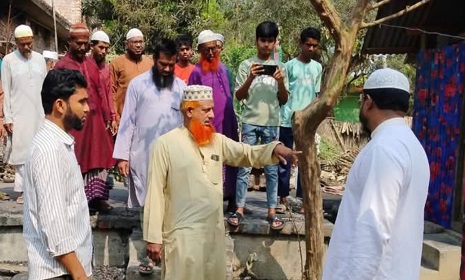 নড়াইলে আগুনে পোড়া বাড়িঘর পরিদর্শন করলেন এমপি আতাউর রহমান বাচ্চু 