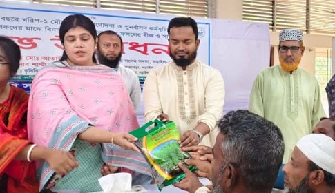 নড়াইলে বিনামূল্যে কৃষকদের মাঝে পাট, তিল মুগ বীজ ও সার বিতরণ