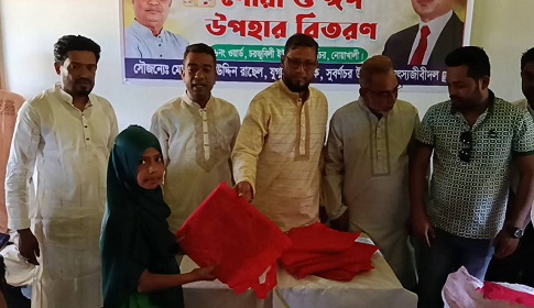 সুবর্ণচরে উপহার বিতরণ করলেন মৎসজীবী দল নেতা 