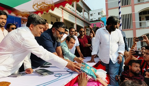 ‘আঙুলে কালির দাগ মুছেনি, প্রধানমন্ত্রী প্রতিশ্রুতি বাস্তবায়ন করছেন’