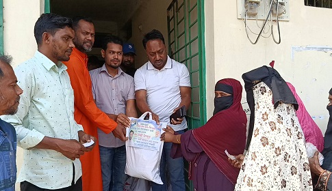 হতদরিদ্র মানুষকে ঈদ উপহার বিতরণ করলেন চেয়ারম্যান প্রার্থী তারেক