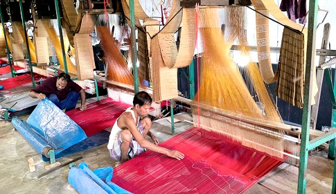 এবারের ঈদে ঈশ্বরদীর বেনারসী পল্লীতে নেই কর্মচাঞ্চল্য